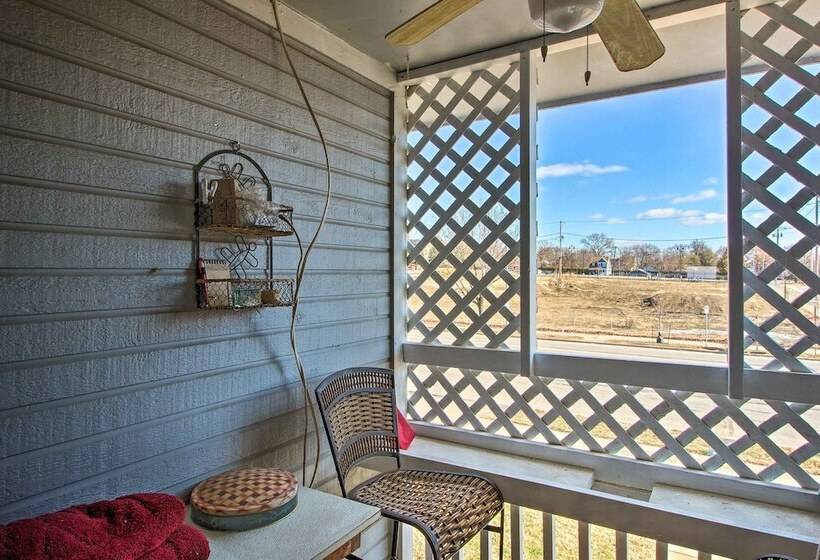 Central Kansas City Home < 3 Mi To Downtown!