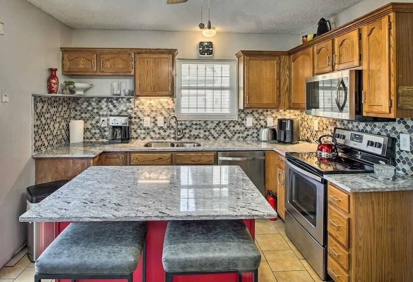 Central Kansas City Home < 3 Mi To Downtown!