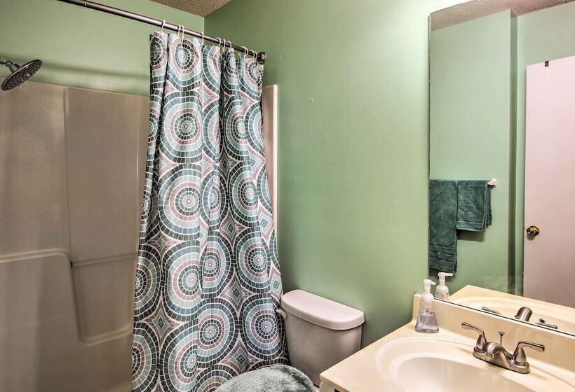 Central Kansas City Home < 3 Mi To Downtown!