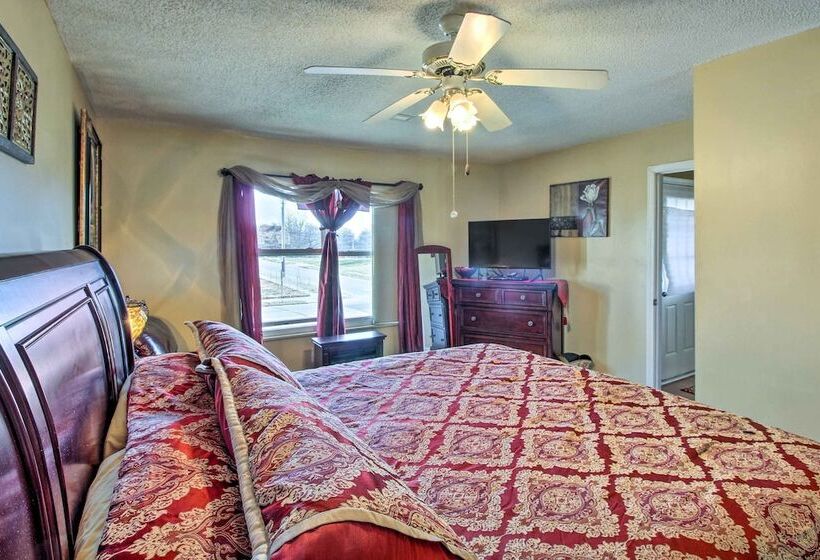 Central Kansas City Home < 3 Mi To Downtown!