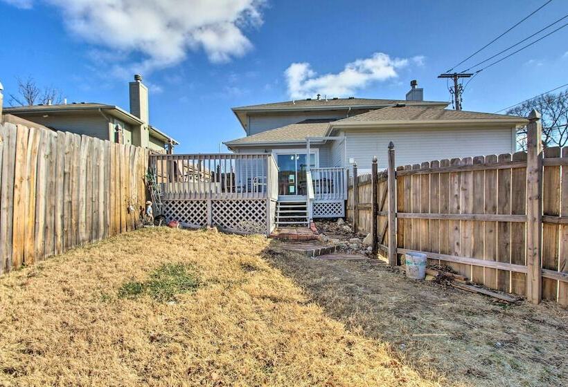 Central Kansas City Home < 3 Mi To Downtown!