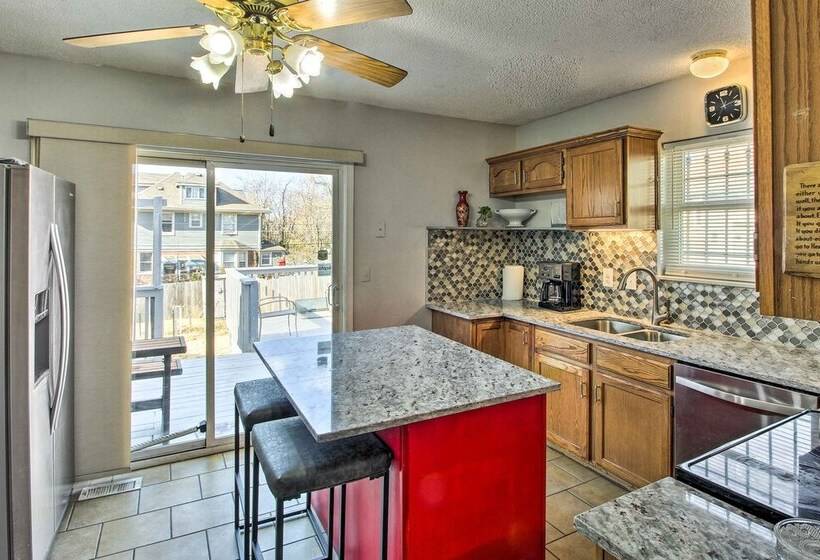 Central Kansas City Home < 3 Mi To Downtown!