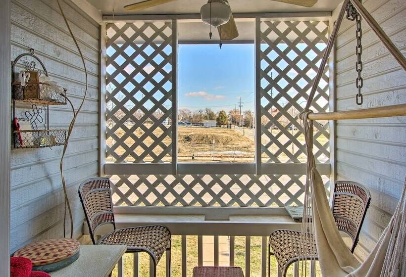 Central Kansas City Home < 3 Mi To Downtown!