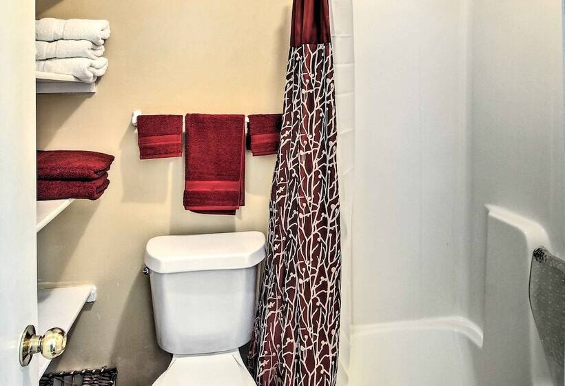 Central Kansas City Home < 3 Mi To Downtown!