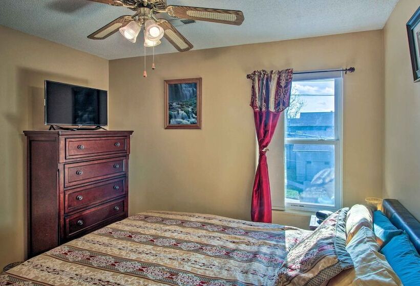 Central Kansas City Home < 3 Mi To Downtown!