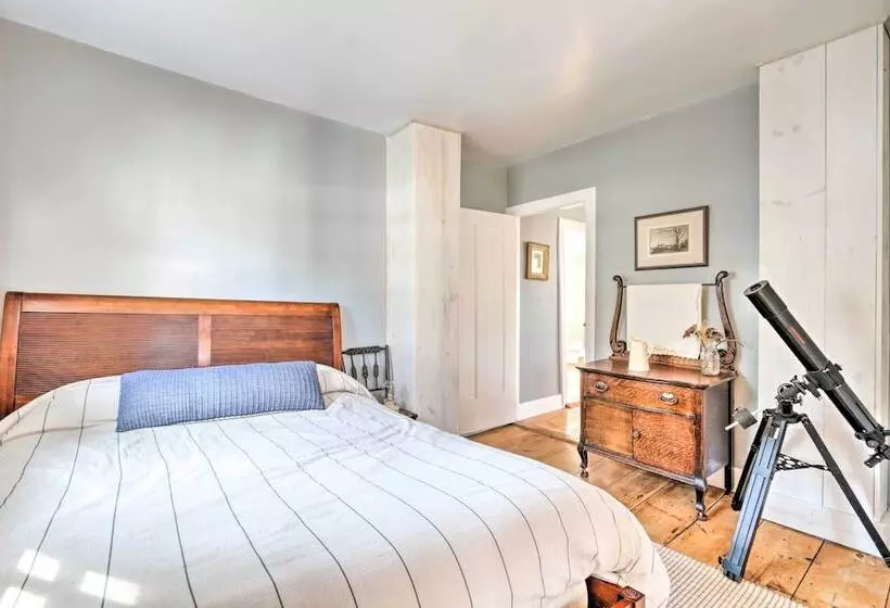 Charming Sharon Dwelling W/ Deck & Fire Pit!