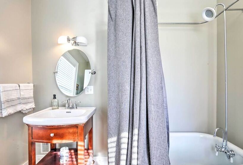 Charming Sharon Dwelling W/ Deck & Fire Pit!