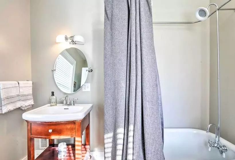 Charming Sharon Dwelling W/ Deck & Fire Pit!