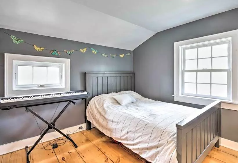 Charming Sharon Dwelling W/ Deck & Fire Pit!