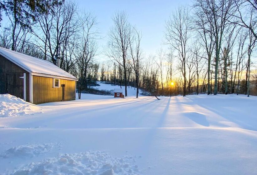 Charming Sharon Dwelling W/ Deck & Fire Pit!