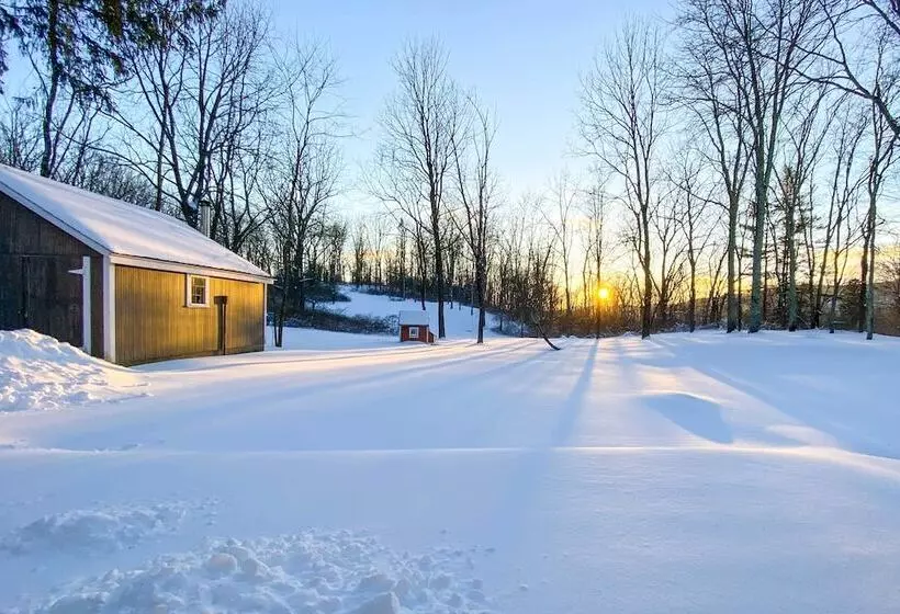 Charming Sharon Dwelling W/ Deck & Fire Pit!