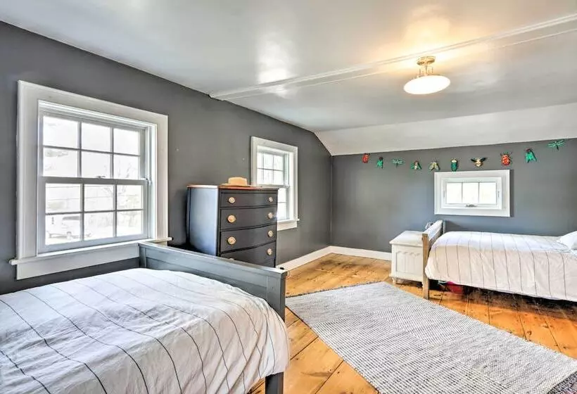 Charming Sharon Dwelling W/ Deck & Fire Pit!