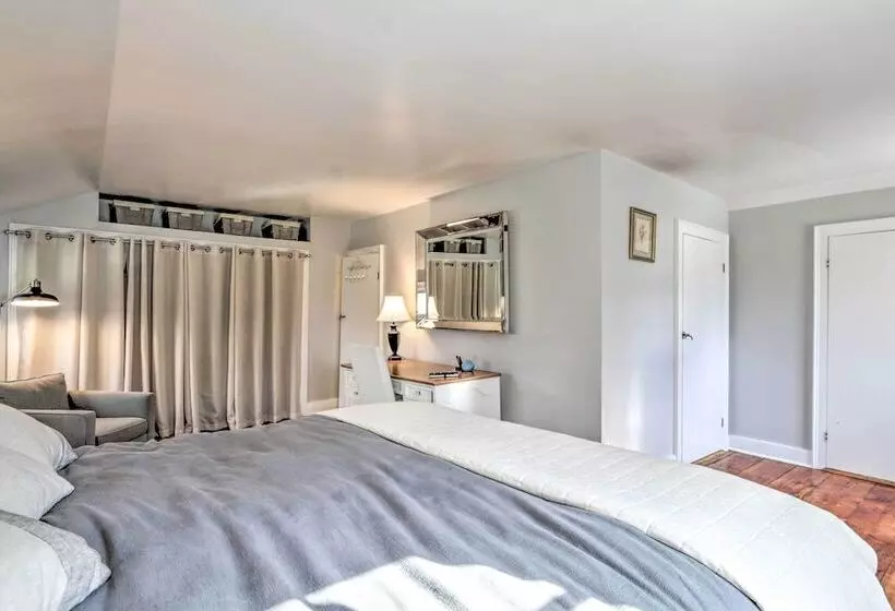 Charming Sharon Dwelling W/ Deck & Fire Pit!