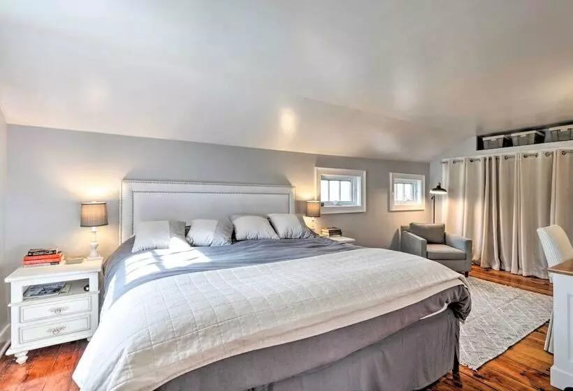 Charming Sharon Dwelling W/ Deck & Fire Pit!