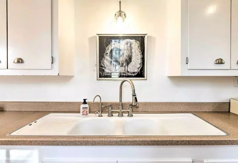 Charming Sharon Dwelling W/ Deck & Fire Pit!