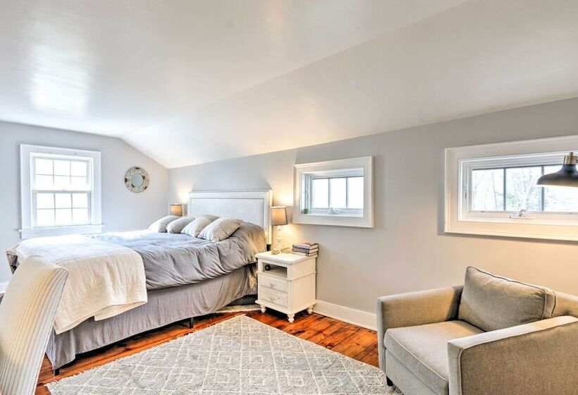 Charming Sharon Dwelling W/ Deck & Fire Pit!