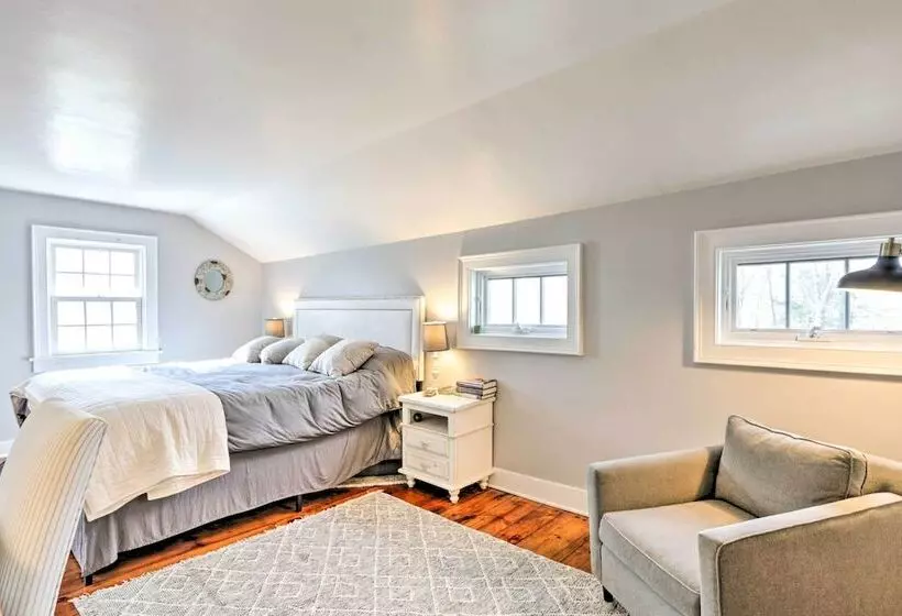 Charming Sharon Dwelling W/ Deck & Fire Pit!