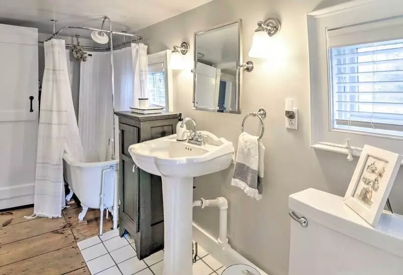 Charming Sharon Dwelling W/ Deck & Fire Pit!