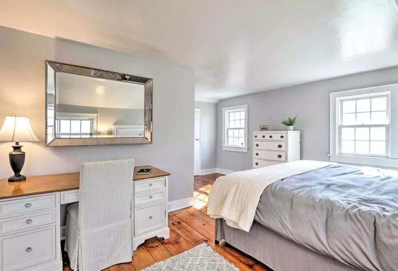 Charming Sharon Dwelling W/ Deck & Fire Pit!