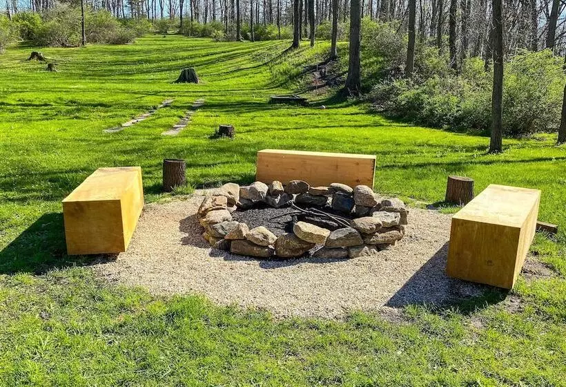 Charming Sharon Dwelling W/ Deck & Fire Pit!