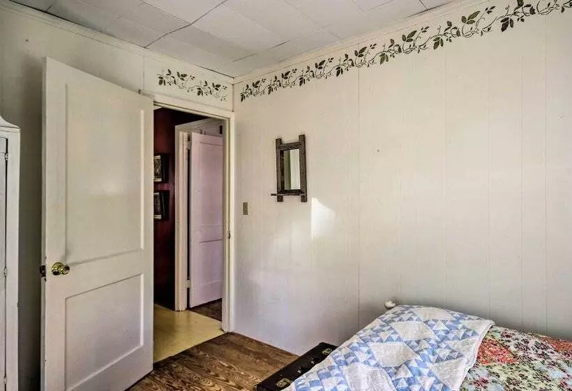 Charming Waterfront Ridgeway Cabin W/ Dock!