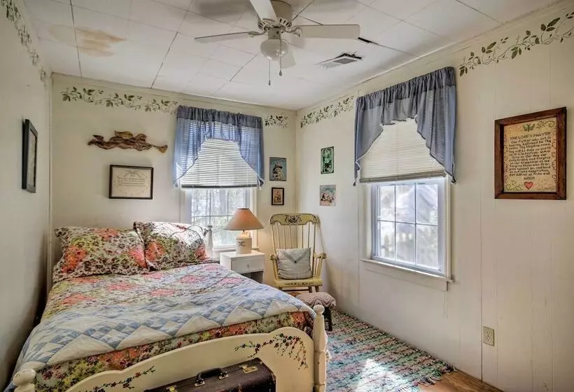 Charming Waterfront Ridgeway Cabin W/ Dock!