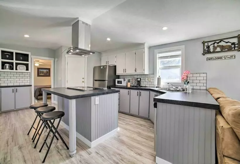 Cozy Ashton Abode W/ Yard   Near Park & Pool!