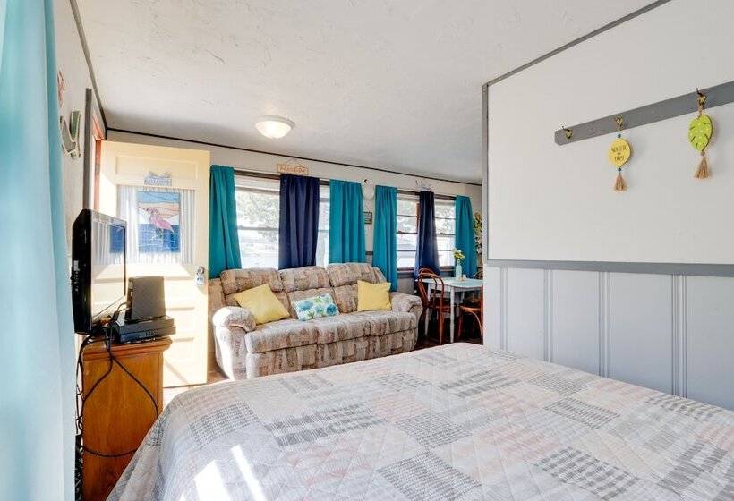 Cozy Camdenton Cottage W/ Deck + Boat Dock Access!