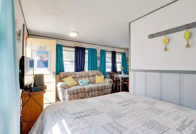 Cozy Camdenton Cottage W/ Deck + Boat Dock Access!