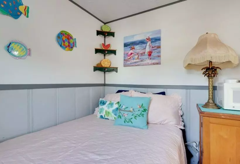 Cozy Camdenton Cottage W/ Deck + Boat Dock Access!