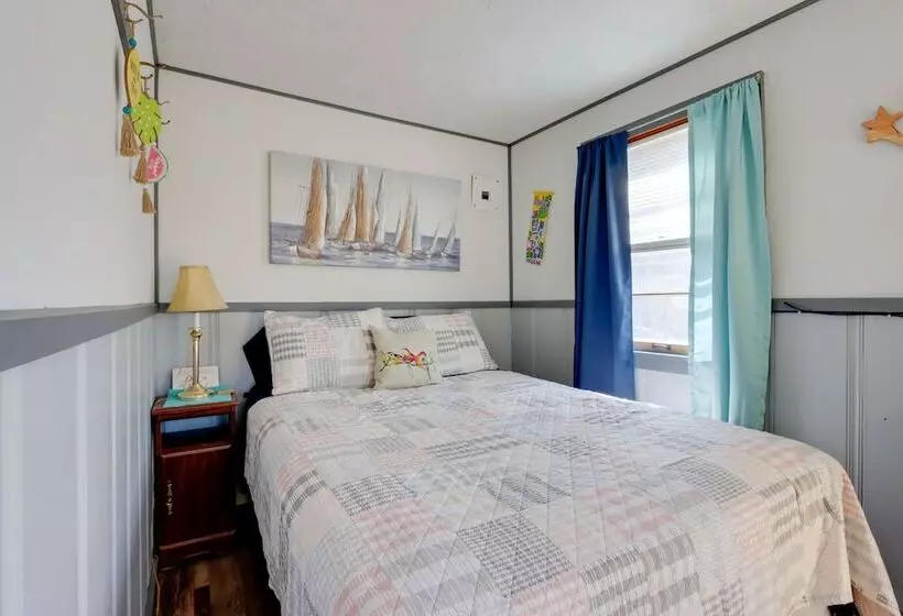 Cozy Camdenton Cottage W/ Deck + Boat Dock Access!