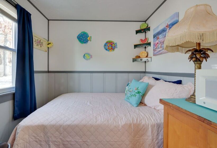 Cozy Camdenton Cottage W/ Deck + Boat Dock Access!