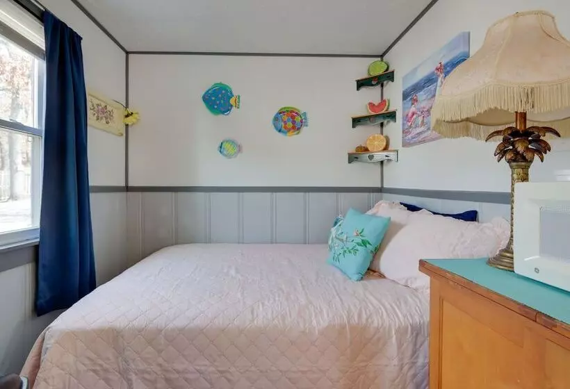 Cozy Camdenton Cottage W/ Deck + Boat Dock Access!