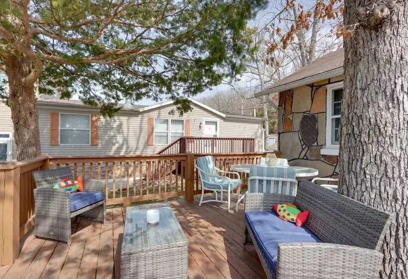 Cozy Camdenton Cottage W/ Deck + Boat Dock Access!