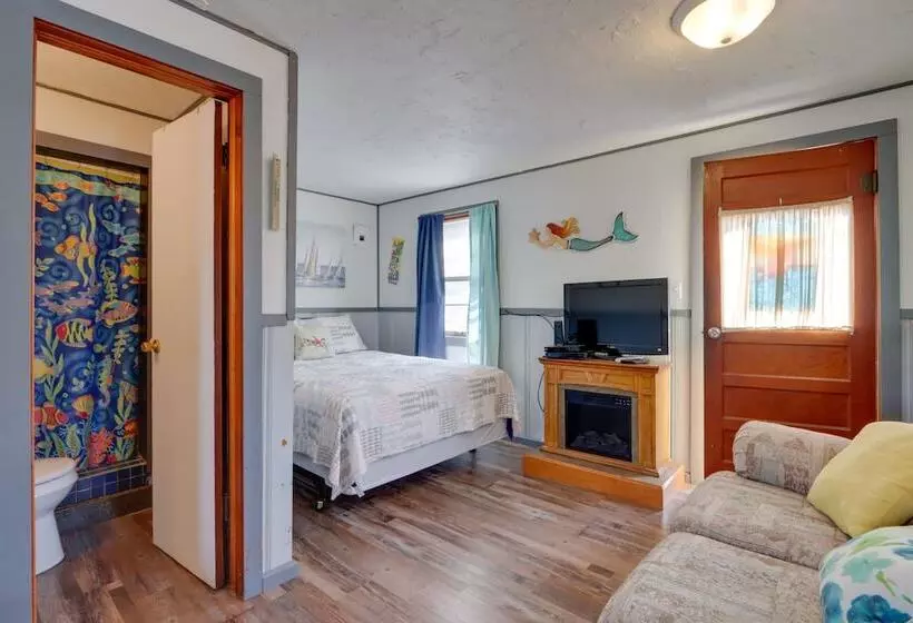 Cozy Camdenton Cottage W/ Deck + Boat Dock Access!