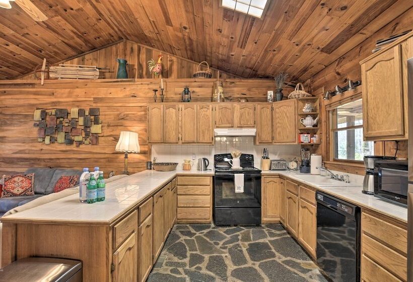 Creekside Marietta Cabin Retreat W/ Fire Pit!