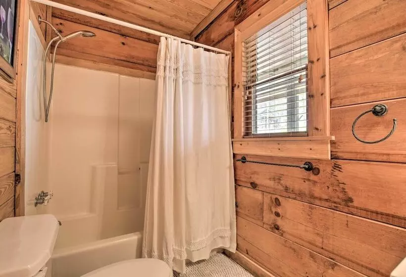 Creekside Marietta Cabin Retreat W/ Fire Pit!