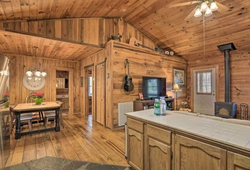 Creekside Marietta Cabin Retreat W/ Fire Pit!