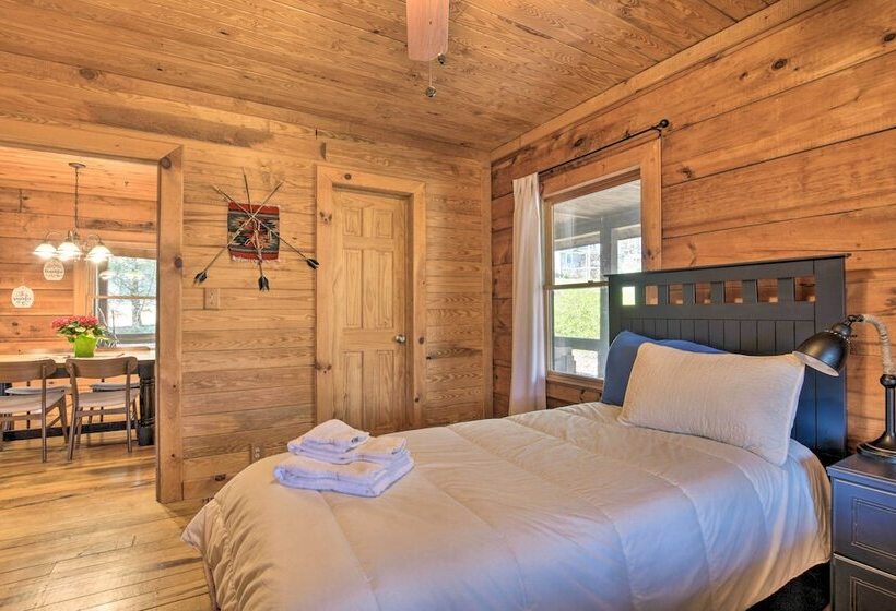 Creekside Marietta Cabin Retreat W/ Fire Pit!