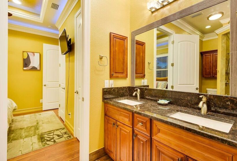 Elegant Venice Home W/ View   Walk To Beach!