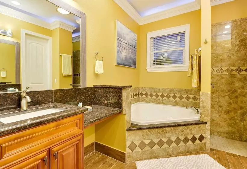 Elegant Venice Home W/ View   Walk To Beach!