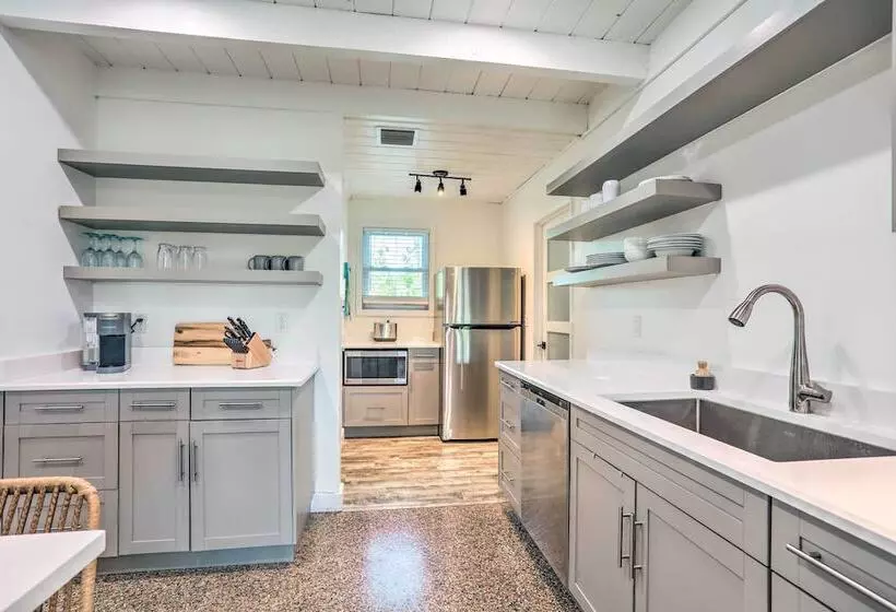 Hutchinson Island Cottage: Steps To The Beach