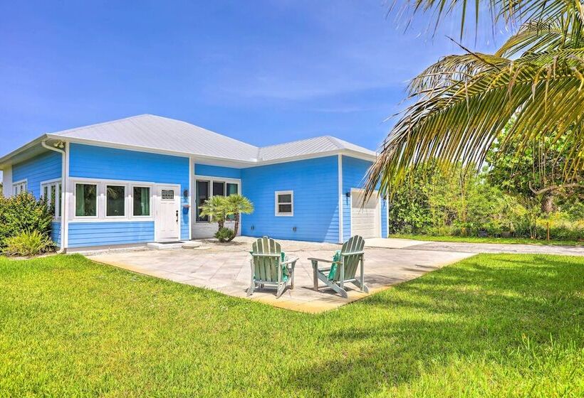 Hutchinson Island Cottage: Steps To The Beach
