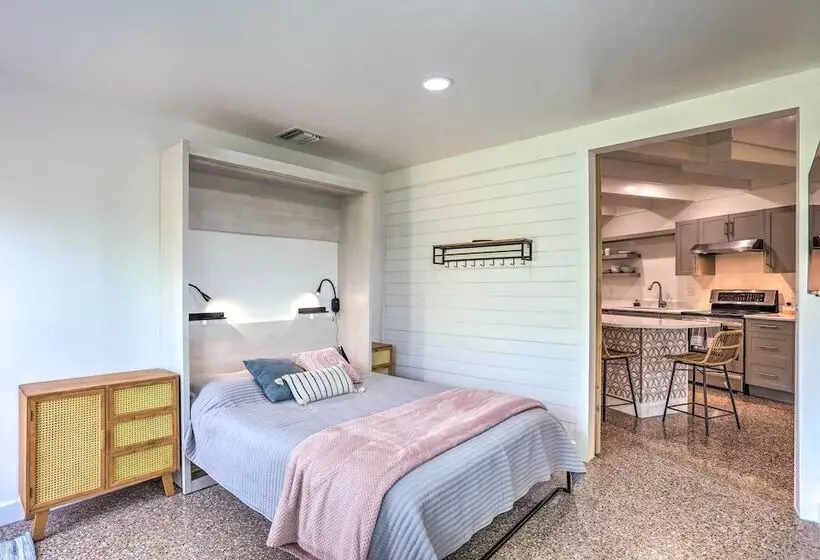 Hutchinson Island Cottage: Steps To The Beach