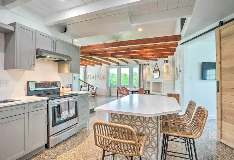 Hutchinson Island Cottage: Steps To The Beach