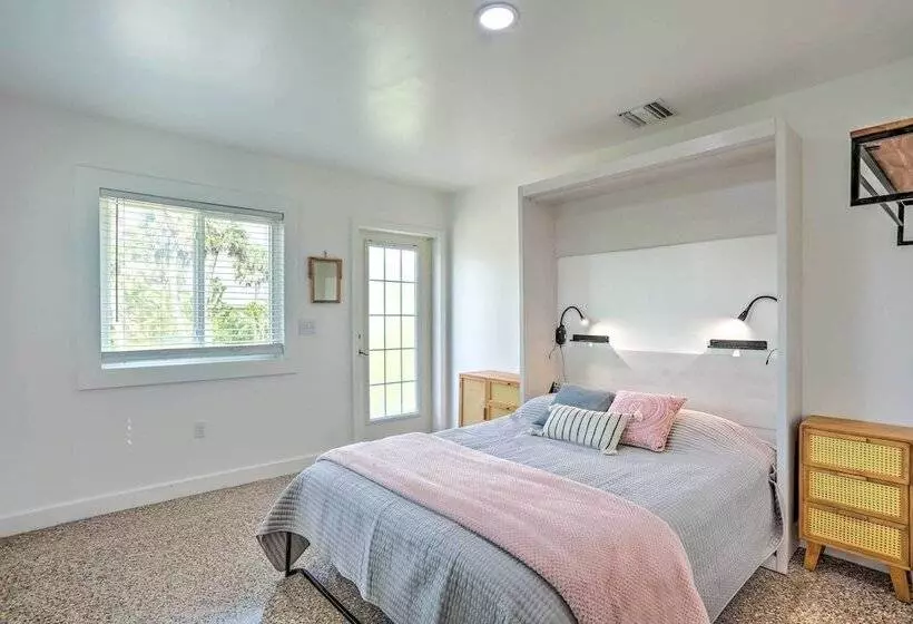 Hutchinson Island Cottage: Steps To The Beach