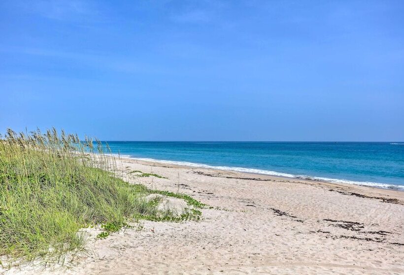 Hutchinson Island Cottage: Steps To The Beach
