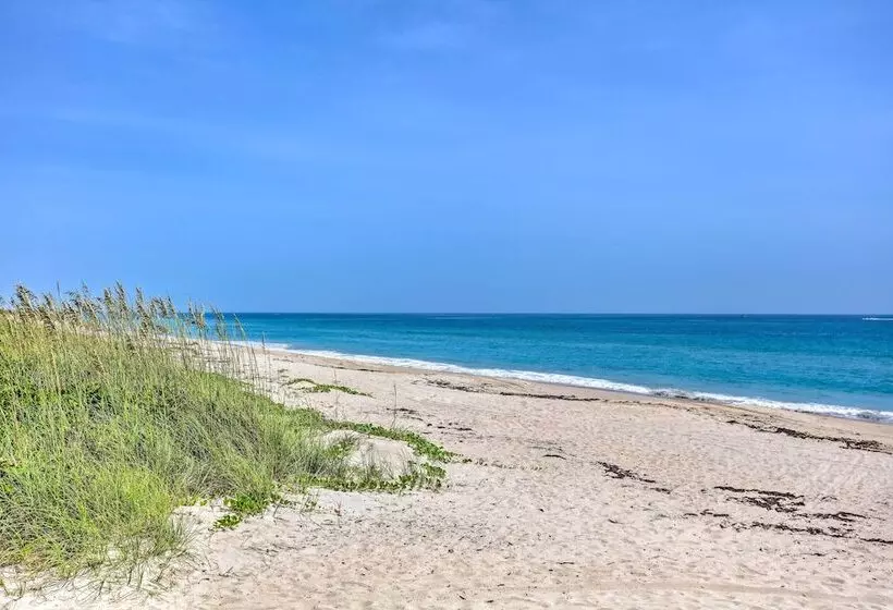Hutchinson Island Cottage: Steps To The Beach