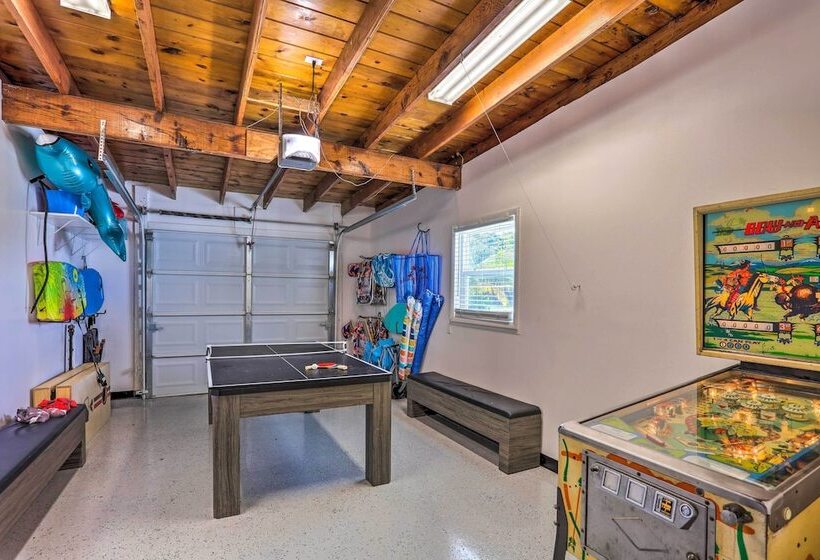 Hutchinson Island Cottage: Steps To The Beach