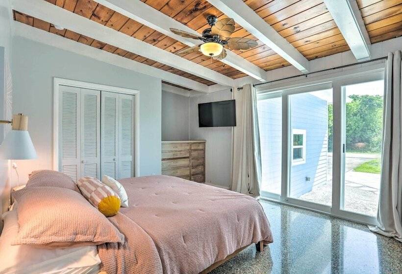 Hutchinson Island Cottage: Steps To The Beach